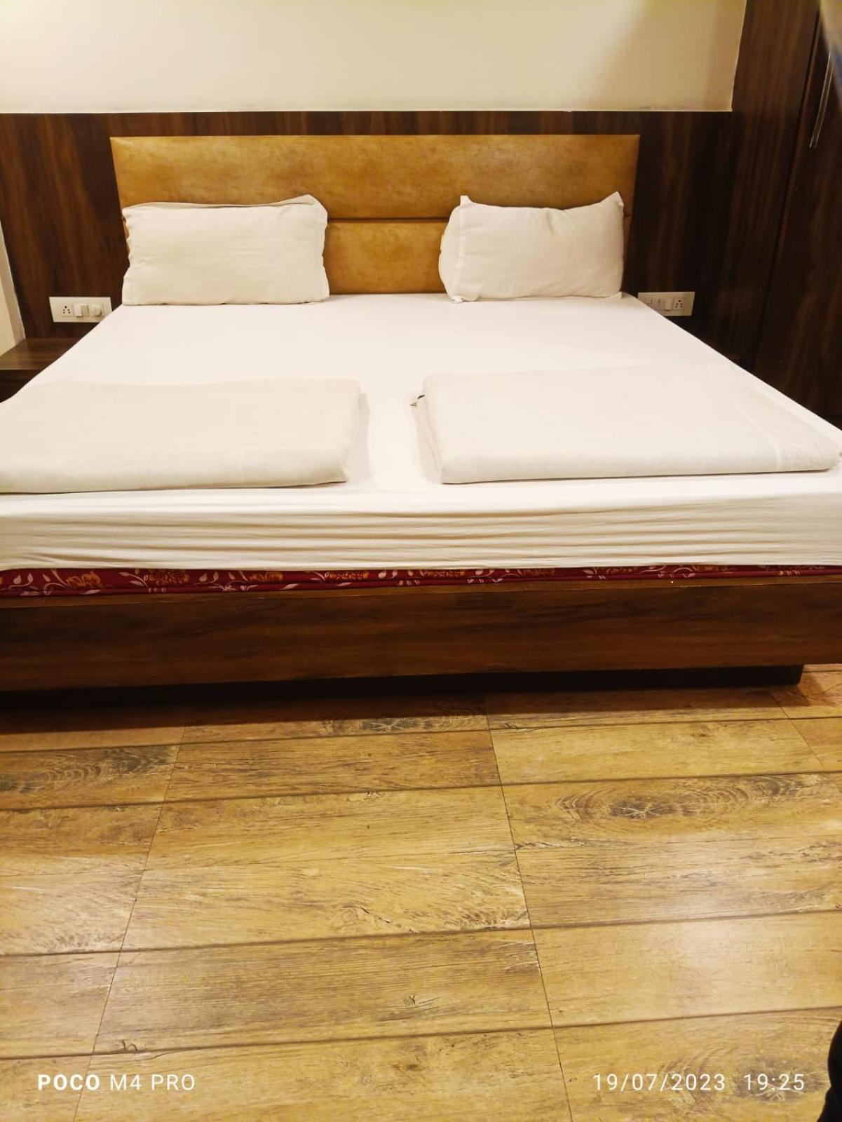 Hotel Shri Vardhan 乌贾因 外观 照片