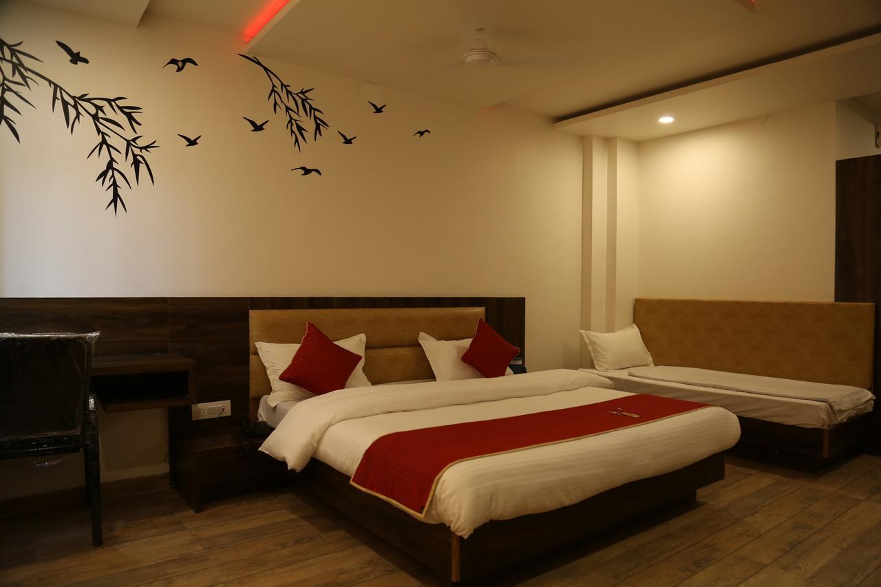 Hotel Shri Vardhan 乌贾因 外观 照片