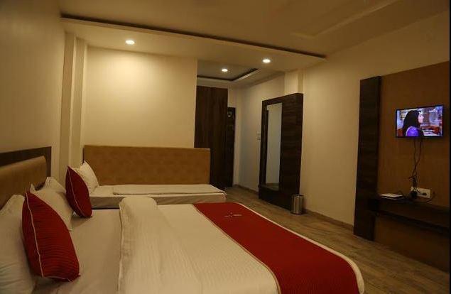 Hotel Shri Vardhan 乌贾因 外观 照片